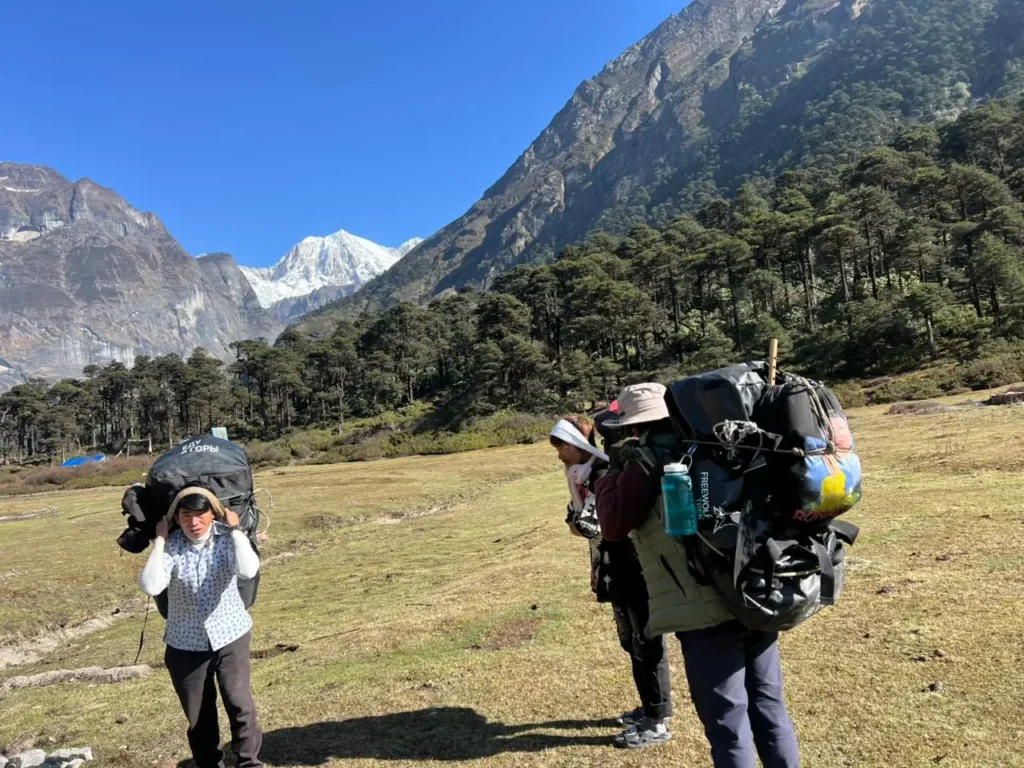 makalu-base-camp-3-porters-trekking-nepal