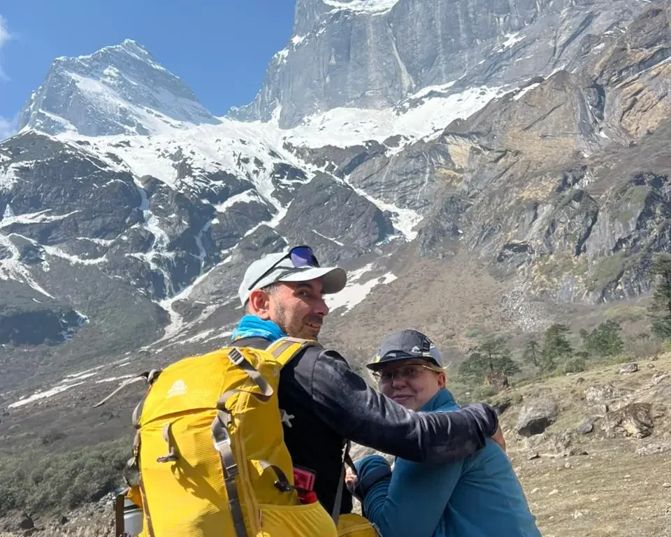 makalu-base-camp-trekkers-mountain-view