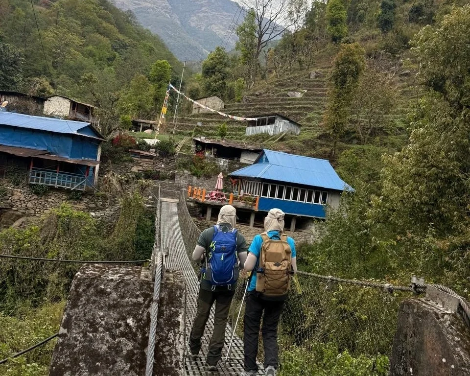 annapurna-suspension-bridge-trekkers